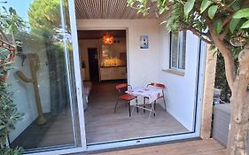 Studio confortable au calme proche du port et de la plage grande terrasse et parking résidence le Grand Large